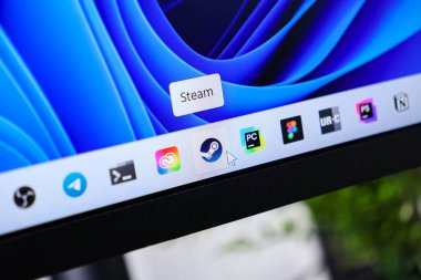 Poznan, Polonya - 6 Haziran 2025: Buhar uygulama simgesi Windows 11 görev çubuğunda belirgin bir şekilde gösterildi, fare imleci popüler dijital oyun platformuna tıklamaya hazır