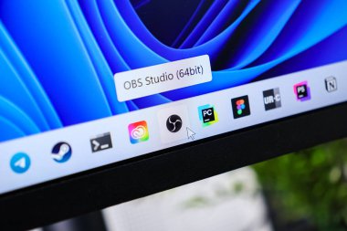 Poznan, Polonya - 6 Haziran 2025: Windows 11 görev çubuğunda fare imleci tarafından vurgulanan OBS Stüdyo uygulama simgesi, canlı yayınlar ve kayıt videoları için
