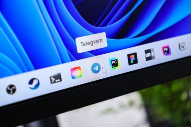 Poznan, Polonya - 6 Haziran 2025: Verimli dijital iletişim platformlarını betimleyen Windows 11 görev çubuğuna Telegram mesajlaşma uygulama simgesi vurgulandı