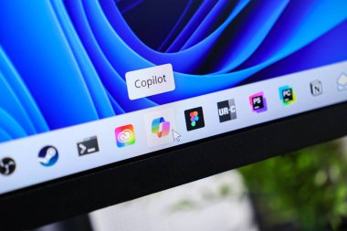 Poznan, Polonya - 6 Haziran 2025: Windows 11 görev çubuğunda kopilot uygulaması, fare havada asılı duruyor, gelişmiş üretkenlik ve dijital iş akışı için yapay zeka gösteriliyor