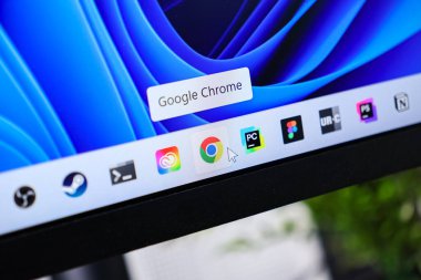 Poznan, Polonya - 6 Haziran 2025: Google Chrome tarayıcı simgesi Windows 11 masaüstü üzerinde fare imleci ve araç ucu ile vurgulandı, çevrimiçi taramayı sembolize ediyor