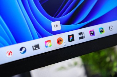 Poznan, Polonya - 6 Haziran 2025: Windows 11 görev çubuğunda EA uygulama simgesi, modern dijital platformlarla kullanıcı etkileşimini gösteren