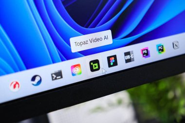 Poznan, Polonya - 6 Haziran 2025: Topaz Video Yapay Zeka uygulama simgesi Windows 11 görev çubuğunda, güçlü video düzenleme ve yapay zeka araçlarını sembolize ediyor