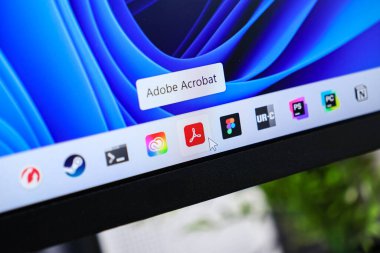 Poznan, Polonya - 6 Haziran 2025: Adobe Acrobat uygulama simgesi bir Windows 11 masaüstü görev çubuğunda görüntülendi ve dijital belge çalışması için imleç gösterildi