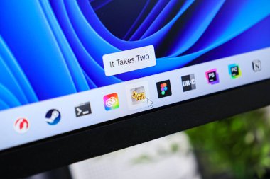Poznan, Polonya - 6 Haziran 2025: Modern Windows 11 masaüstü görev çubuğunda başlık ipucunu gösteren bir imleç ile iki oyun simgesi alır