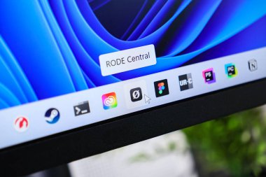 Poznan, Polonya - 6 Haziran 2025: Windows 11 masaüstü görev çubuğunda vurgulanmış RODE Central uygulamasının yakın görüntüsü, fare imleci ve canlı yazılım simgeleri gösteriliyor