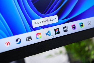 Poznan, Polonya - 6 Haziran 2025: Modern programlama ortamını gösteren Windows 11 masaüstü görev çubuğunda fare imleci bulunan Görsel Stüdyo Kodu simgesinin yakın görüntüsü