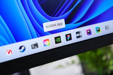 Poznan, Polonya - 6 Haziran 2025: NVIDIA Uygulama simgesi ve ipucu Windows 11 masaüstü görev çubuğunda görünür, yazılım ve UI tasarımı ile dijital etkileşimi vurguluyor