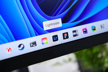 Poznan, Polonya - 6 Haziran 2025: Windows 11 masaüstü görev çubuğu çeşitli uygulama simgelerini gösteriyor, yaratıcı dijital çalışma ve üretkenlik imleci ile Lightroom yazılımını vurguluyor