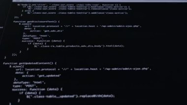 Modern teknoloji projeleri için yenilik, veri güvenliği ve verimli yazılım süreçlerini sembolize eden, siyah ekranı aydınlatan JavaScript programlama kodunun ayrıntılı bir görünümü