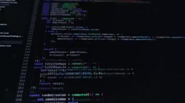 Koyu renk ekran üzerinde sözdizimi vurgulanması ile renkli programlama kodunun yakın görüntüsü, dijital çalışma alanındaki verimli yazılım mühendisliği ve veri yönetimini sembolize eder