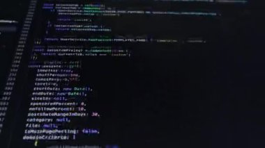 Siyah ekran ekranında, modern derin öğrenme, büyük veri ve web geliştirme süreçlerini gösteren canlı programlama kod satırlarının ayrıntılı görüntüsü. Büyüt