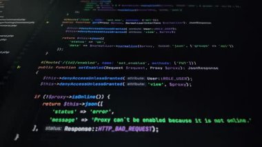 Gelişmiş yazılım mühendisliğini ve güvenli veri işlemesini sembolize eden, koyu renkli bir ekrandaki karmaşık programlama koduna yakın plan.