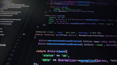 Gelişmiş yazılım çözümleri oluşturmak için arka uç web geliştirme, API entegrasyonu ve güvenlik protokollerini gösteren koyu renk bir monitörde çok renkli programlama kodu