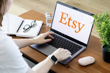 Poznan, Polonya - 15 Haziran 2025: Etsy 'nin platform arayüzü, popüler çevrimiçi pazarla ilgilenen bir kişi olarak modern bir laptop ekranında