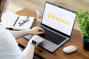 Poznan, Polonya - 15 Haziran 2025: Binance uygulaması bir dizüstü ekranda aktif olarak yazma, şifreleme ve dijital finans alanında çalışan bir kişi ile görüntülendi