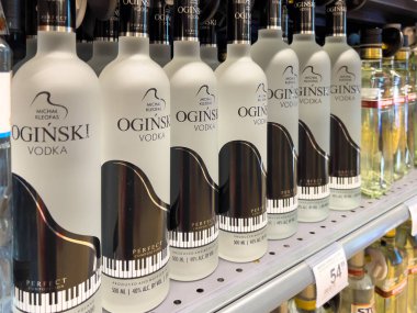 Poznan, Polonya - 7 Haziran 2025: Oginski Votka şişelerinin gösterimi, bir süpermarket koridorunda konumlandırılmış piyano klavye motifi ve buzlu camlarıyla tanınıyor