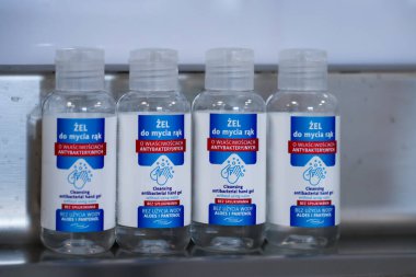 Poznan, Polonya - 7 Haziran 2025: Su kullanmadan, temizlik, güvenlik ve modern sağlık standartlarını vurgulamadan birbirinin aynı dört antibakteriyel el jölesinin yakın çekimi