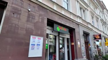 Poznan, Polonya - 7 Haziran 2025: Bir Odido mağazasının dış görünüşü, kentsel çevreyi yansıtması, hareketli bir şehir ortamında günlük alışverişin teşvik edilmesi