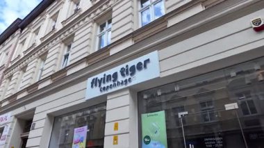 Poznan, Polonya - 7 Haziran 2025: Klasik bina cephesinde Uçan Kaplan Kopenhag işareti, modern perakende, tüketici malları ve ulaşılabilir şehir alışverişini temsil ediyor