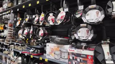 Poznan, Polonya - 7 Haziran 2025: Tefal-non-stick pişirme tavaları ve çeşitli mutfak malzemeleri perakende raflarında belirgin bir şekilde sergilenmekte ve müşterileri kaliteli mutfak gerekliliklerini keşfetmeye davet etmektedir