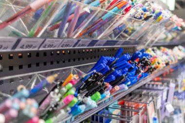 Düzenli bir kırtasiyede çeşitli kalemlerin geniş bir koleksiyonunun yakın plan çekimi, perakende satışta bulunabilirliği vurgulamak ve eğitim ve mesleki çalışma seçeneklerini teşvik etmek