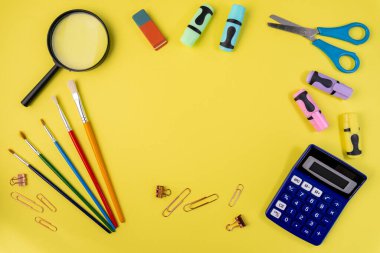 Sarının üzerinde canlı okul ve ofis malzemeleri var. Eğitici ya da yaratıcı içerik için kopya alanı sağlıyor.