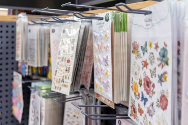 Poznan, Polonya - 30 Haziran 2025: Bir perakende sergisi renkli çıkartma kağıtları, bazı etiketli Naklejki (Etiketler için Lehçe), Okul Malzemeleri için mükemmel