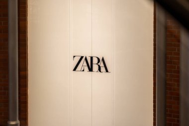 Poznan, Polonya - 30 Haziran 2025: ZARA simgesel siyah logosu, çağdaş moda eğilimlerini ve modern perakende alışveriş deneyimini sembolize eden, gösterişli, minimalist bir bina üzerinde sergileniyor