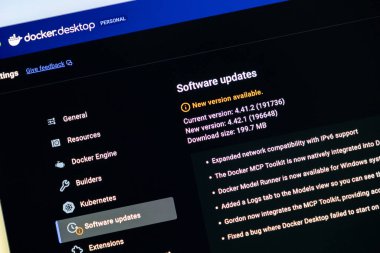 Poznan, Polonya - 30 Haziran 2025: Bir monitörde karanlık bir kullanıcı arayüzünün kapatılması, bekleyen yazılım güncellemelerini göstermesi, sürmekte olan teknik bakım ve sistem güncellemelerine duyulan ihtiyacı sembolize ediyor