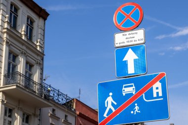 Mavi gökyüzüne karşı Avrupa yol işaretleri şehir hareketini düzenler, teslimat istisnaları dışında park yeri göstermez 