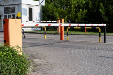 Sarı ışıklı, güçlü bir otomatik park engeli sistemi araç erişimini kontrol eder, kontrollü giriş ve özel mülkü güvence altına alır.