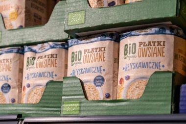 Poznan, Polonya - 18 Haziran 2025: BIO etiketli çeşitli organik hazır yulaf unsurları bir mağaza rafında, sağlıklı bir kahvaltı seçeneğini destekleyen