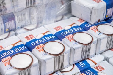 Poznan, Polonya - 18 Haziran 2025: Çok sayıda Lidl beyaz şeker paketinin yakın görüntüsü, ev ihtiyaçları ve yaygın perakende bulunabilirlik için temel gıda maddelerini gösteriyor