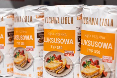 Poznan, Polonya - 18 Haziran 2025: İstiflenmiş Kuchnia Lidla lüks buğday çuvalları, tip 550, çeşitli aşçılık uygulamaları için lezzetli gözleme resimleri sergileniyor