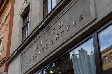 Poznan, Polonya - 18 Haziran 2025: Miler Spirits & Style tabelasına yakın çekim, bir cephede altın harfler, kentsel mimariyi yansıtan ve perakende satış