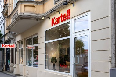 Poznan, Polonya - 18 Haziran 2025: Kartell perakende mağazası ön cephesi kalın kırmızı logosu ve modern plastik mobilyalarını büyük cam pencerelerden sergiliyor