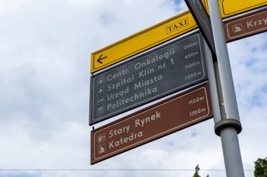 Poznan, Polonya - 18 Haziran 2025: Direkteki yön panelleri Urzad Miasta ve Politechnika gibi şehirlere olan uzaklıkları açıkça gösteriyor