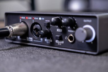 XLR girdisi, kulaklık kriko, kazan ve karıştır kontrolleri ile kompakt ses arayüzü, ev kaydı ve ses üretimi için ideal