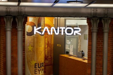 Poznan, Polonya - 26 Haziran 2025: KANTOR para değişim kulübesi, parlak ışıklı işareti ve küresel para birimi hizmetleri ve finansmanı sembolize eden büyük bir avro banknot çizimi