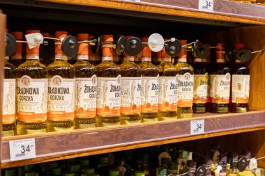 Poznan, Polonya - 26 Haziran 2025: Zoladkowa Gorzka acı bitkisel likör şişeleri güvenlik etiketleri ile bir perakende satış mağazasının rafında düzenlenmiştir.