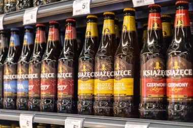 Poznan, Polonya - 26 Haziran 2025: Popüler Zlote Pszeniczne, Czerwony, Cherry Ale ve IPA tiplerinin yer aldığı Ksiazece bira şişelerinin ayrıntılı görünümü