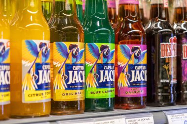 Poznan, Polonya - 26 Haziran 2025: Kaptan Jack ve Desperados 'un çeşitli renkli alkollü içecekleri bir mağaza rafında satışa sunuldu