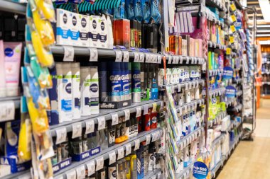 Poznan, Polonya - 26 Haziran 2025: Kişisel hijyen ve bakım ürünlerinin geniş bir yelpazesine sahip bir süpermarket koridorunun yakın görüntüsü, günlük tüketici ihtiyaçlarını yansıtıyor