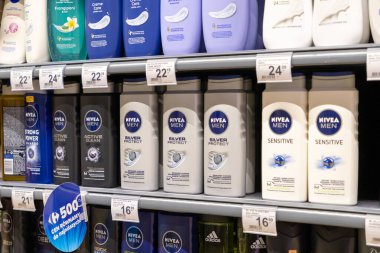 Poznan, Polonya - 26 Haziran 2025: Nivea Men banyosu ve vücut ürünleri, Carrefour 'un önde gelen tanıtım etiketlerinin yer aldığı perakende raflarında sergileniyor