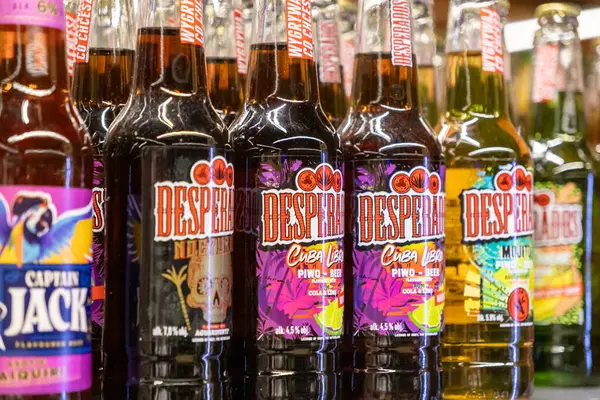 Poznan, Polonya - 26 Haziran 2025: Küba Libre ve Mojito gibi çok sayıda DESPERADOS bira şişesi, popüler alkolik seçenekleri vurguluyor