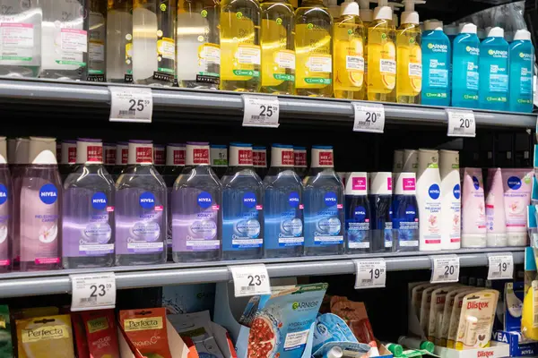 Poznan, Polonya - 26 Haziran 2025: Günlük güzellik rutinleri için cilt bakım ürünleri ve güzellik ürünleri de dahil olmak üzere çeşitli kişisel bakım ürünleriyle dolu bir süpermarket koridorunun yakın görüntüsü