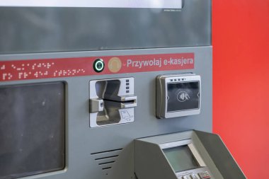 Temassız ödeme, kabartma arayüzü ve halk sağlığı için antibakteriyel yüzeyi olan Przywolaj e-kasjera içeren modern self-servis terminali.