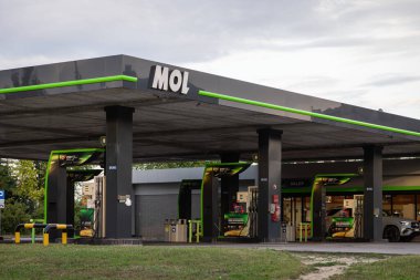 Poznan, Polonya - 13 Temmuz 2025: MOL benzin istasyonu, sürücülere hizmet sunan çok sayıda dağıtıcı ve mağazanın yer aldığı modern bir akaryakıt perakende tesisi