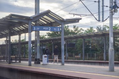Poznan, Polonya - 13 Temmuz 2025: Poznan Wschod tren istasyonu peronunun görüntüsü, banklar, banklar, banklar gösteriliyor, tipik şehir toplu taşımacılığı tasvir ediliyor